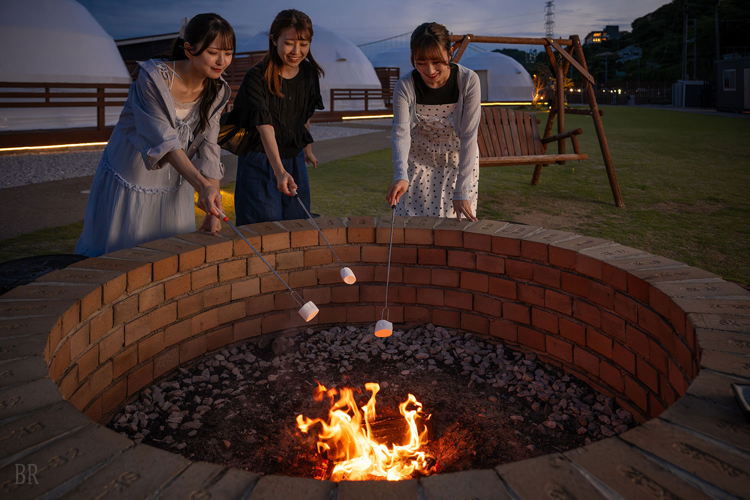 【Yamaguchi】Women roasting marshmallows over a bonfire at GLAMP DOME SHIMONOSEKI