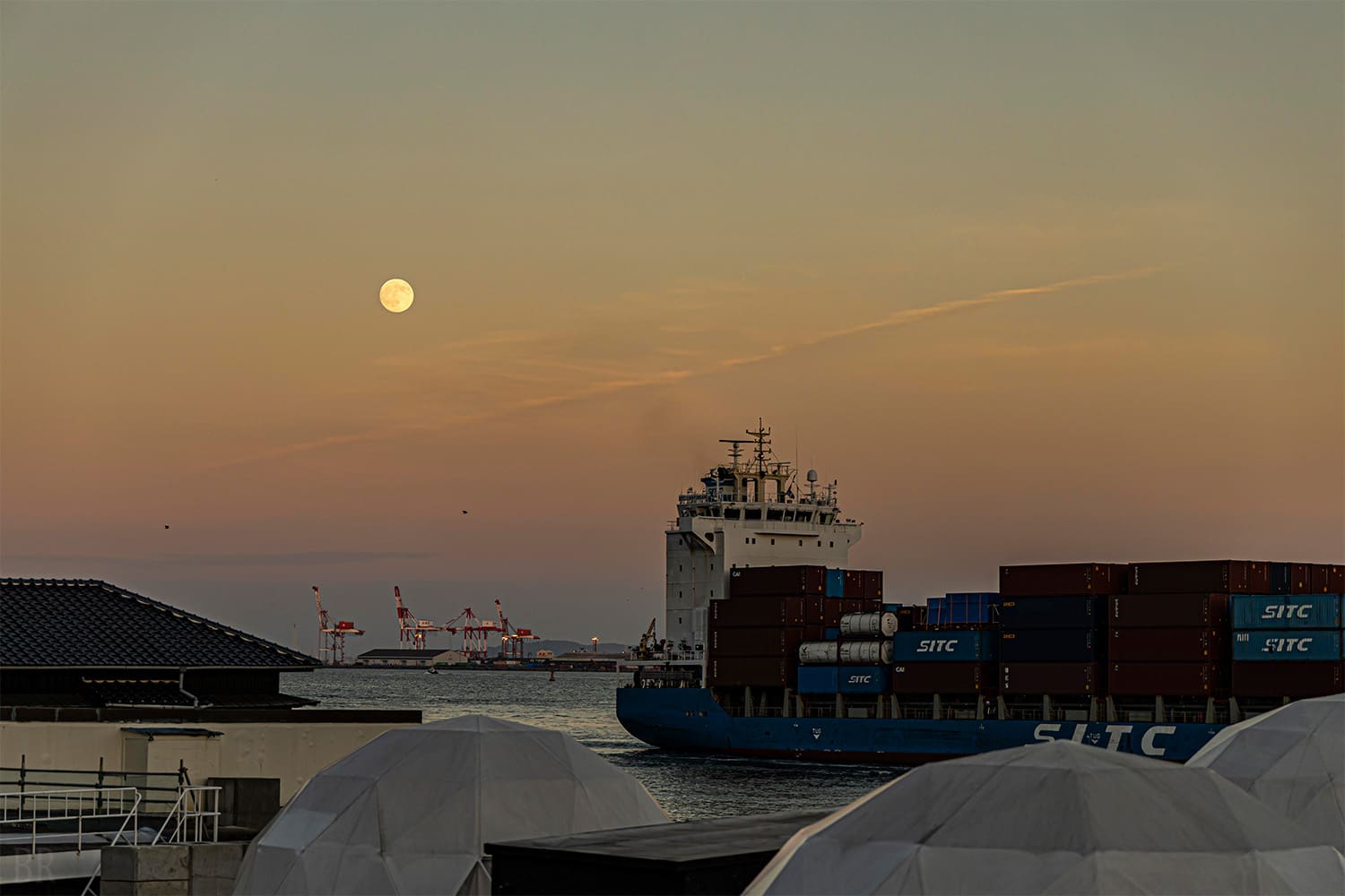 Great location overlooking the vast ocean and the Kanmon Straits